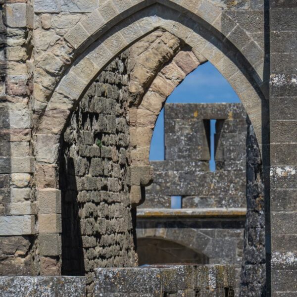 Enfilade d'arches dans les remparts de la cité médiévale de Carcassonne