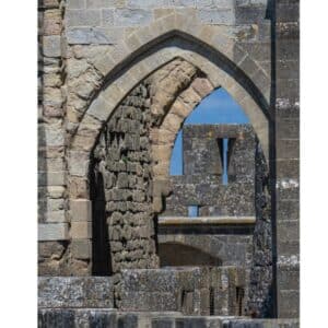 Une enfilade d'arches semblent mener à l'infini à la cité médiévale de Carcassonne