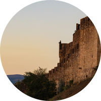 Le coucher du soleil est un instant propice pour la méditation sur les murs de la cité médiévale de Carcassonnemédiévale de Carcassonne au 